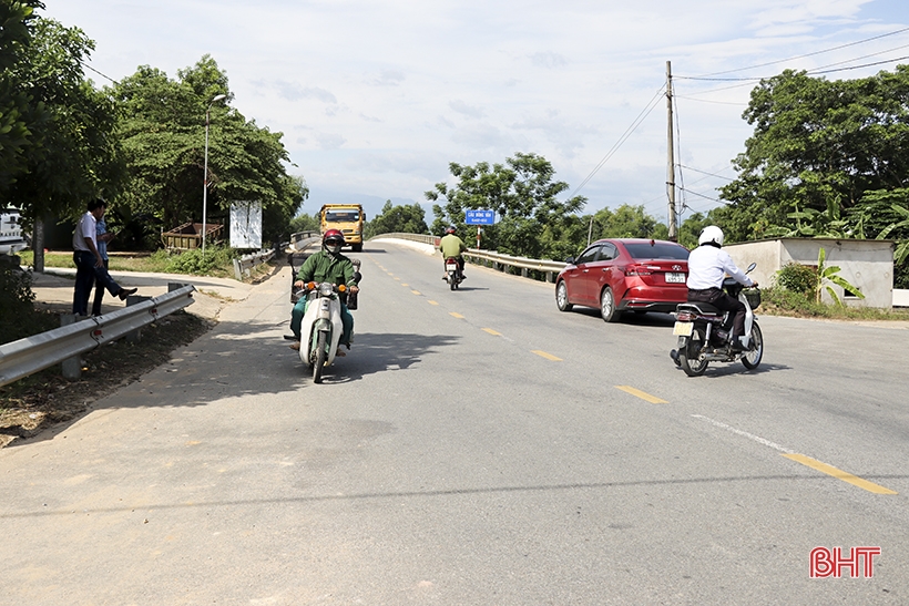 Fear of traffic accidents when crossing Dong Van bridge intersection