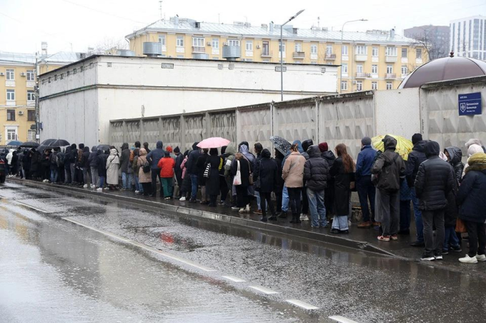 Los rusos hicieron fila bajo la lluvia para donar sangre para salvar a las víctimas heridas del ataque terrorista en el teatro Crocus City Hall en la mañana del 23 de marzo. Foto: KP