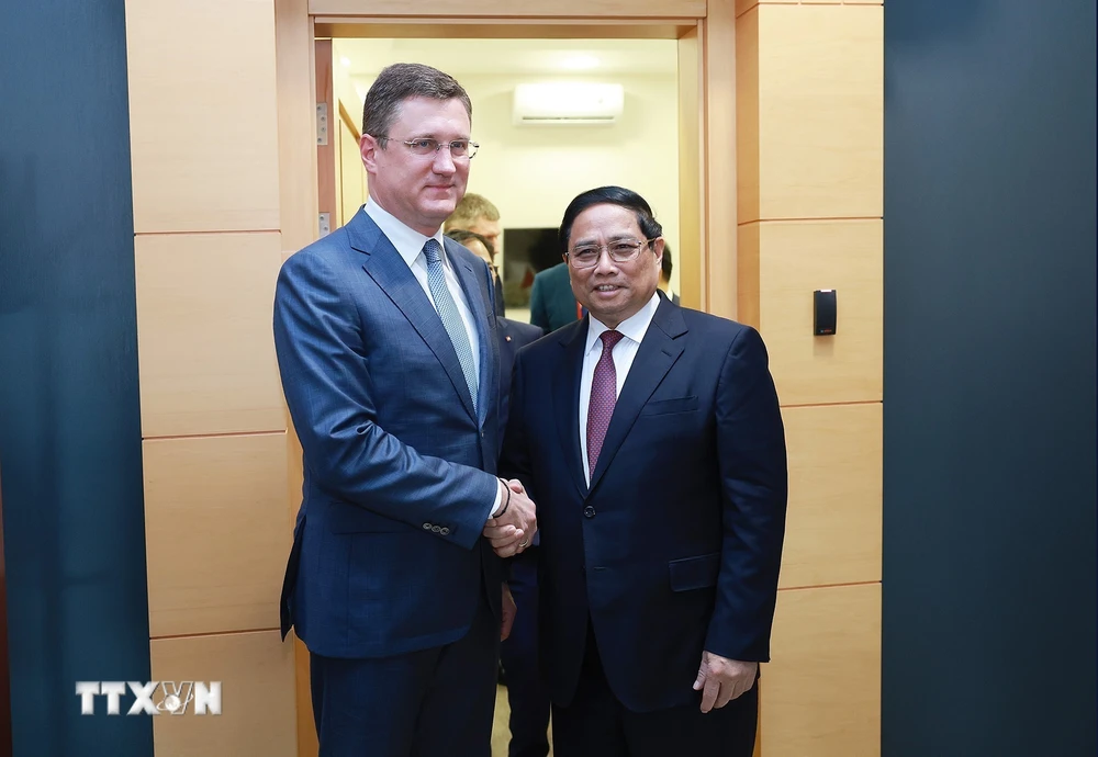 ファム・ミン・チン首相はロシアのアレクサンダー・ノヴァク副首相を出迎えた。 （写真：ドゥオン・ザン/VNA）