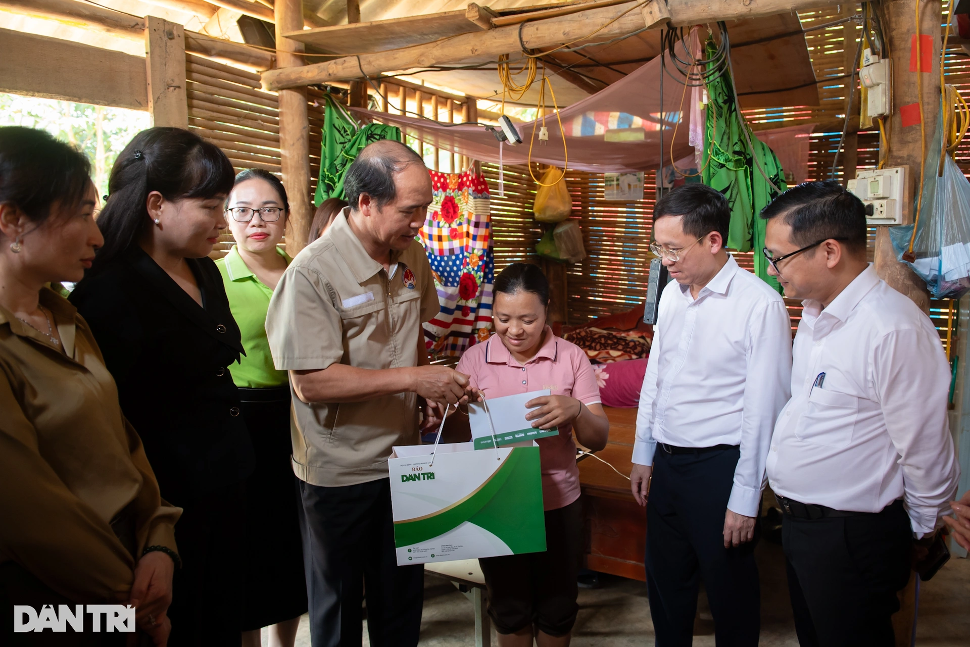 El Ministerio de Trabajo, Inválidos y Asuntos Sociales se une para ayudar a la población de Lao Cai a recuperarse tras una histórica tormenta e inundación