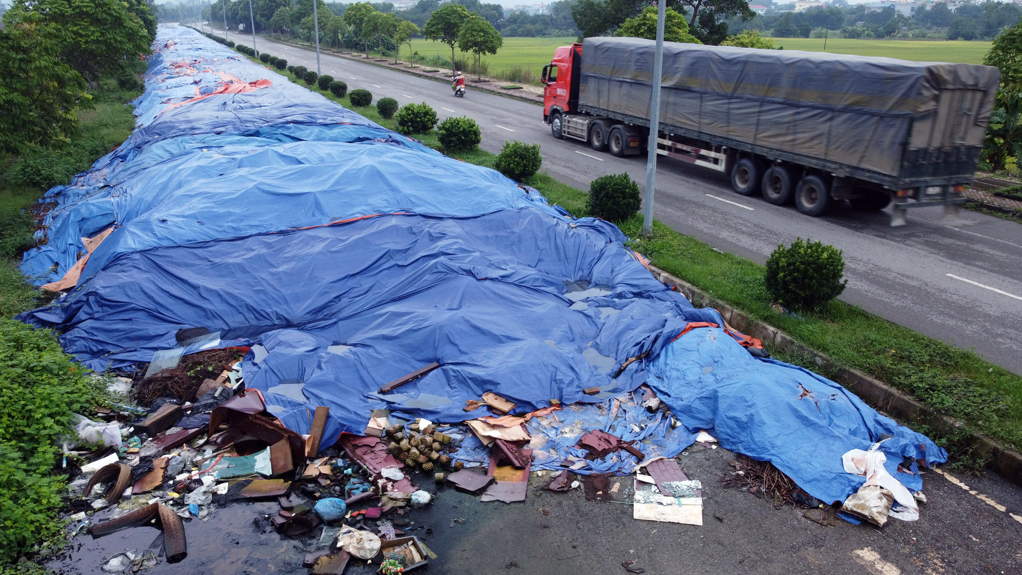 Strange Hoa Binh: Tens of thousands of tons of garbage temporarily dumped from deep forest to million dollar road