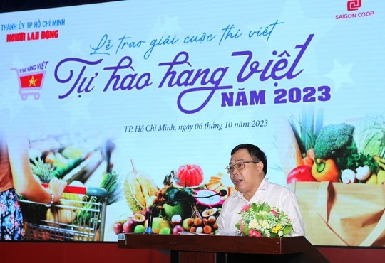 Many workers honor the authors who won the contest 