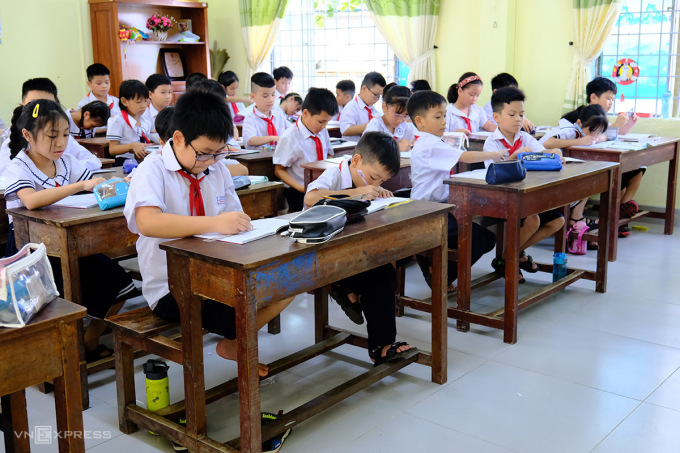 Học sinh lớp 4/7 Trường Tiểu học Duy Tân (Đà Nẵng) ngồi học với bàn liền ghế. Ảnh: Nguyễn Đông