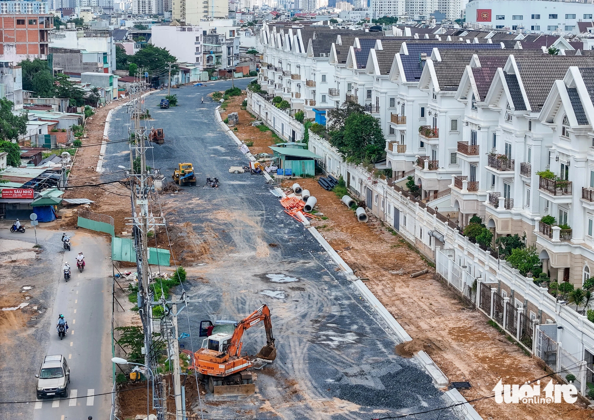 La route Duong Quang Ham, d'un milliard de dollars, a pris forme et pourrait être ouverte à la circulation cette année.