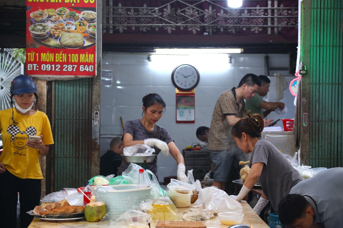 Hanoi: El 'mercado de los ricos' se llena de gente comprando ofrendas antes del día 15 del séptimo mes lunar (foto 6)