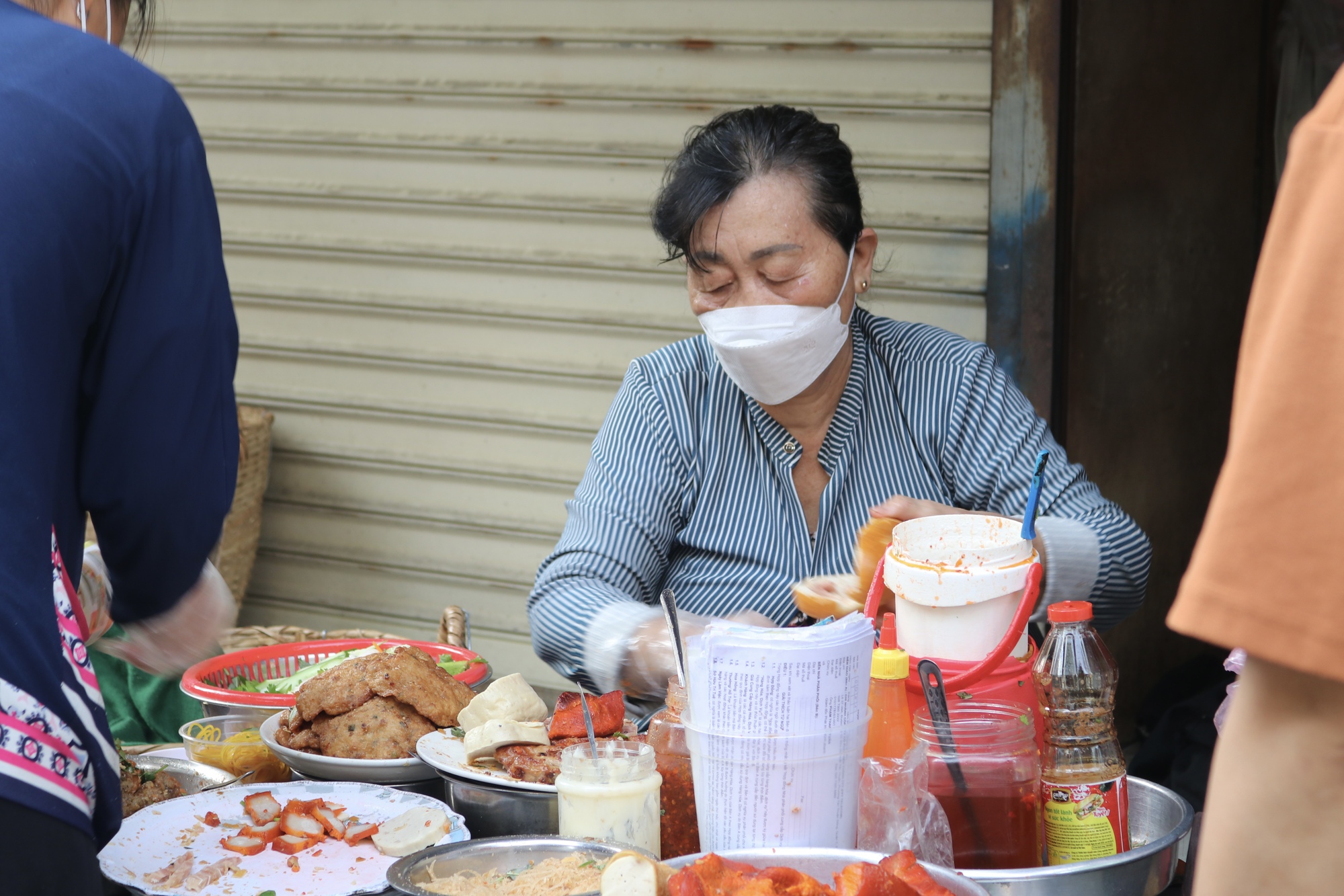 Bánh mì 10.000 đồng 32 năm ở TP.HCM: 'Ai khổ cho luôn' - Ảnh 1.