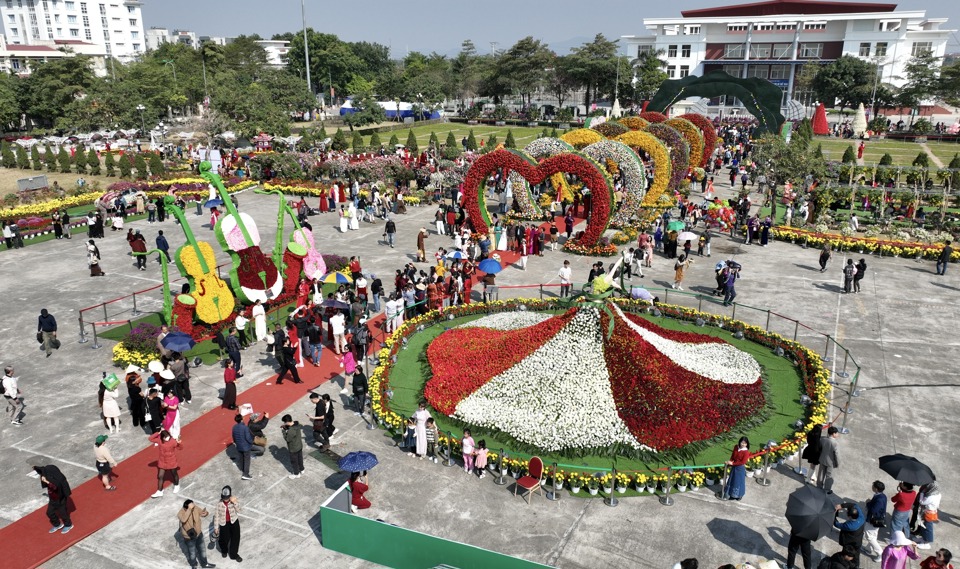 축제에서 장인들은 각 테마에 따라 10개의 주요 모듈과 메린 땅의 꽃으로 장식된 8개의 미니어처를 배열하고 디자인했습니다.