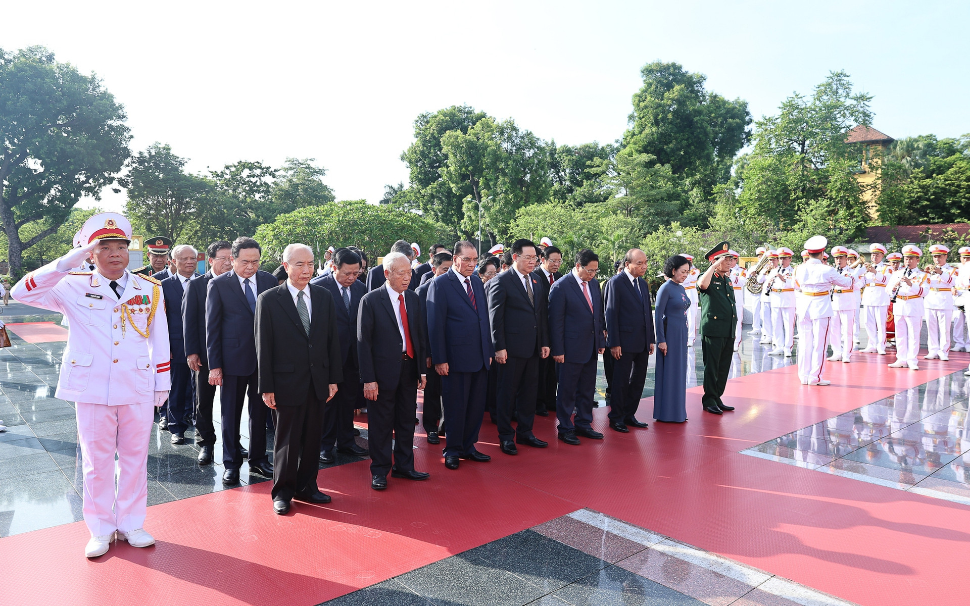 Dirigentes del Partido y del Estado conmemoran a los mártires heroicos