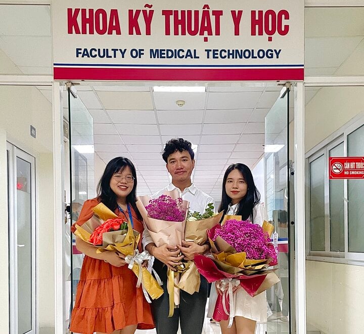 El nuevo alumno destacado de la Universidad Médica de Hanoi celebra con sus amigos.