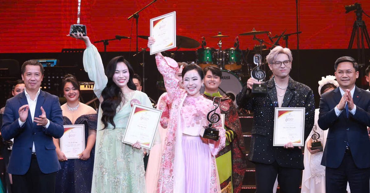 Nguyen Moc An from Ha Tinh won the special prize of Hanoi Singing Voice.