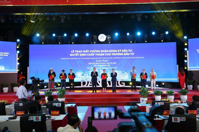 Da Nang City leaders award Investment Certificates to businesses in Da Nang. Photo: HA PHAN