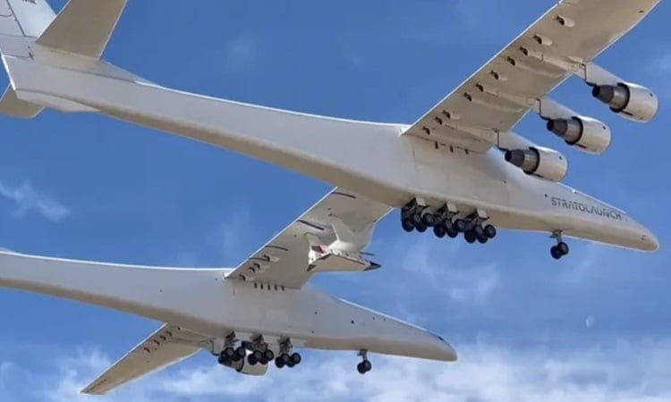 Größtes Flugzeug der Welt transportiert erstmals Überschallfahrzeug