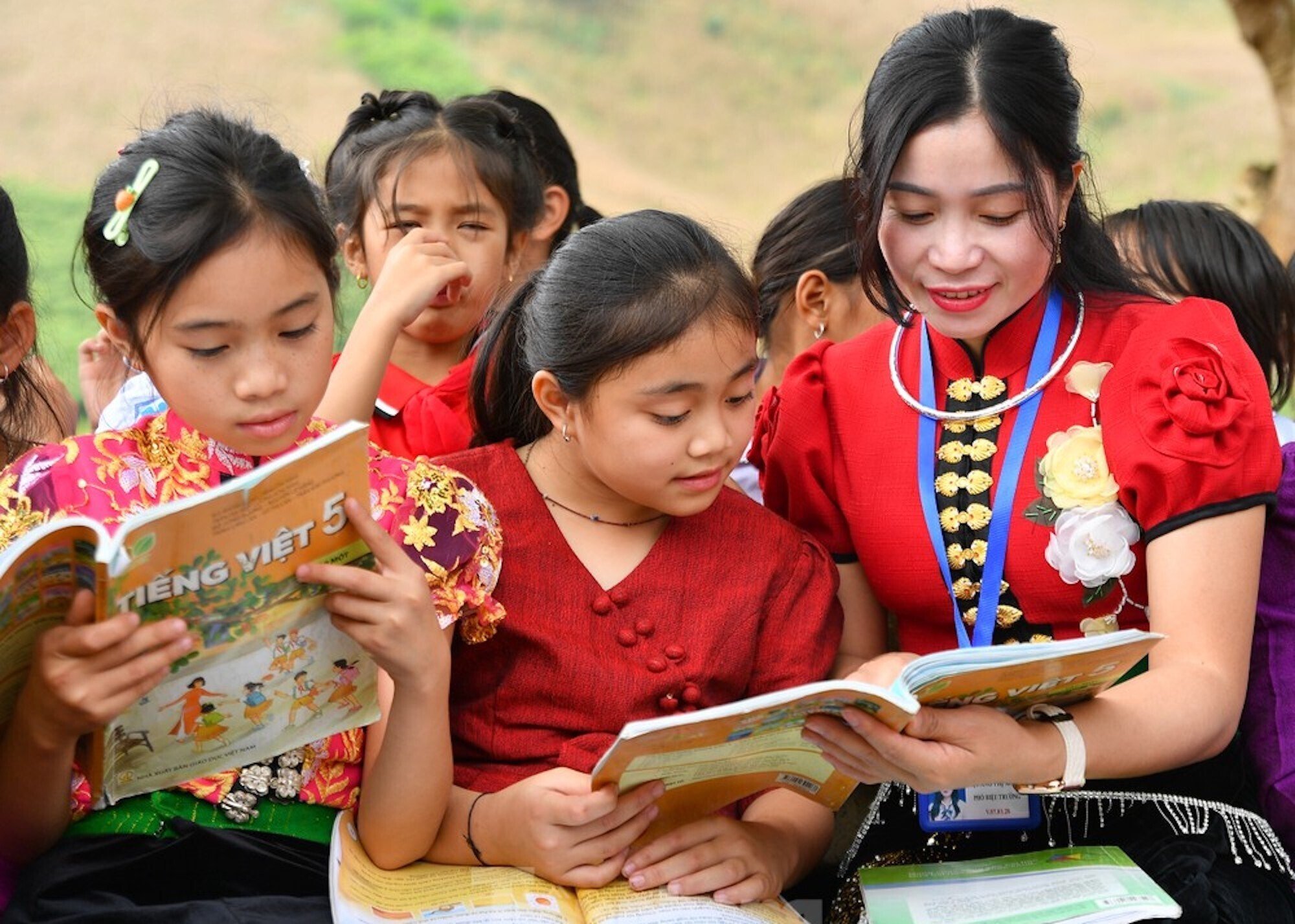 La Sra. Quang Thi Xuan se toma fotografías con sus estudiantes.