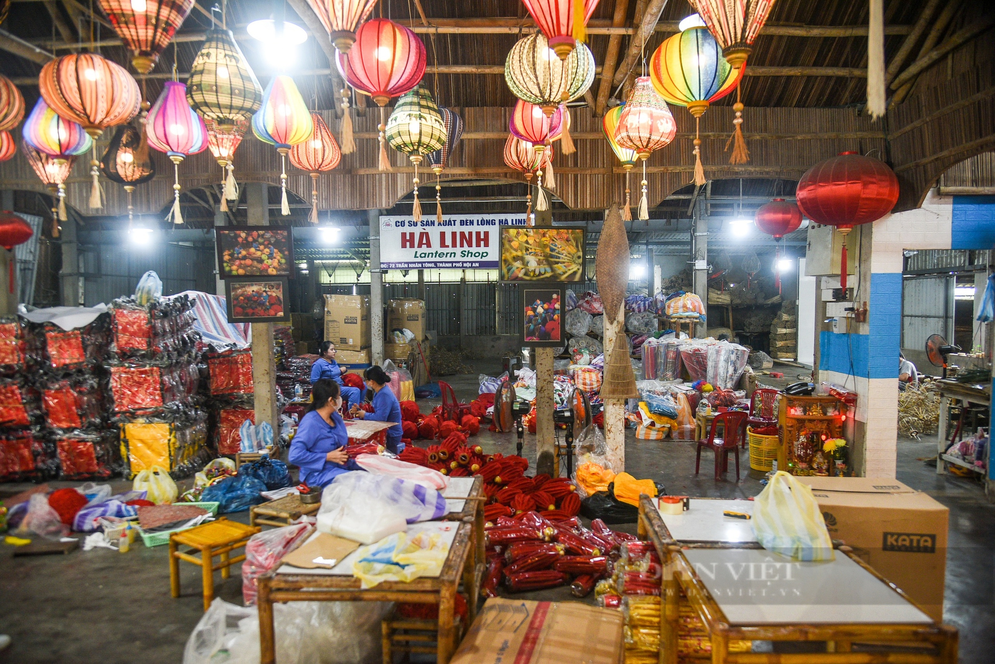 Nghệ nhân ở Hội An luôn tay đan móc đèn lồng rực rỡ để kịp phục vụ dịp Tết Nguyên đán Ất Tỵ- Ảnh 1.