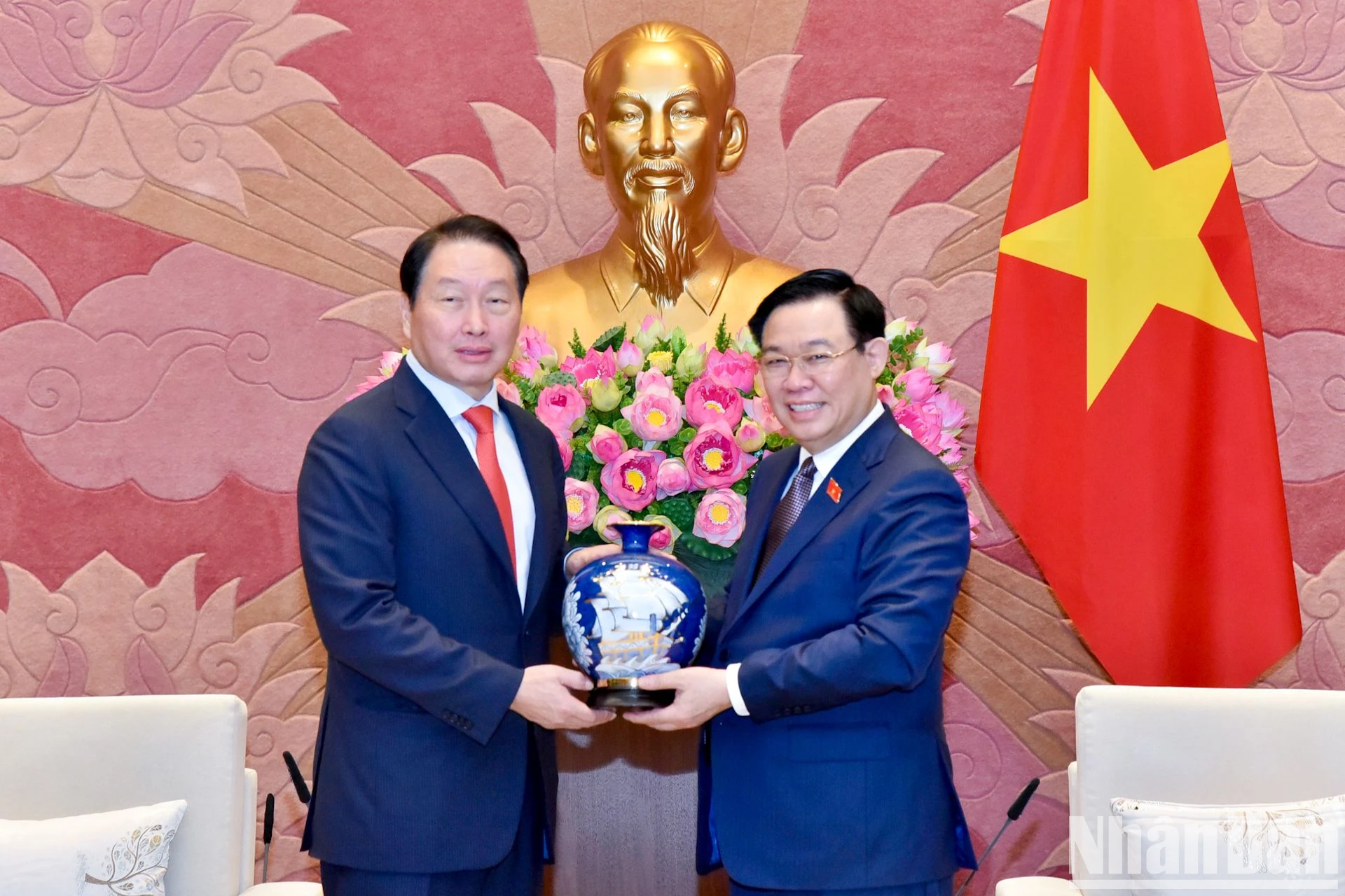 [Ảnh] Chủ tịch Quốc hội Vương Đình Huệ tiếp Chủ tịch Tập đoàn SK Hàn Quốc ảnh 7