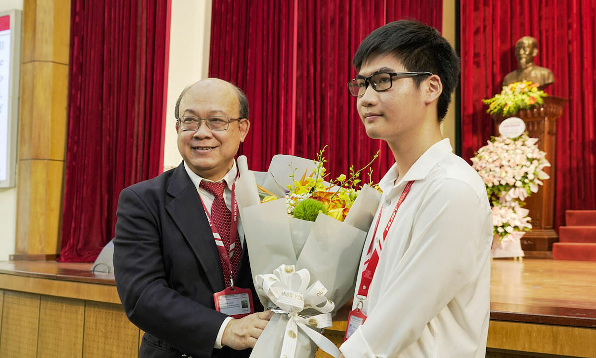 Director of Hanoi University of Science and Technology advises students to actively use English