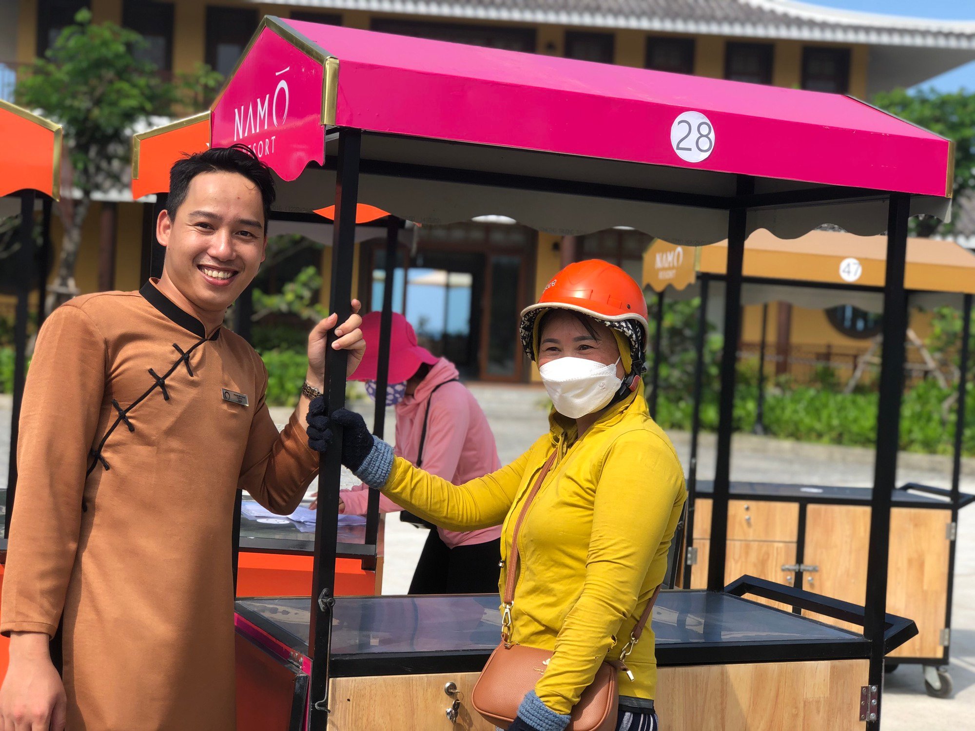 Bí thư Thành ủy Đà Nẵng Nguyễn Văn Quang 'mở hàng' Phố ăn vặt Nam Ô - Ảnh 8.