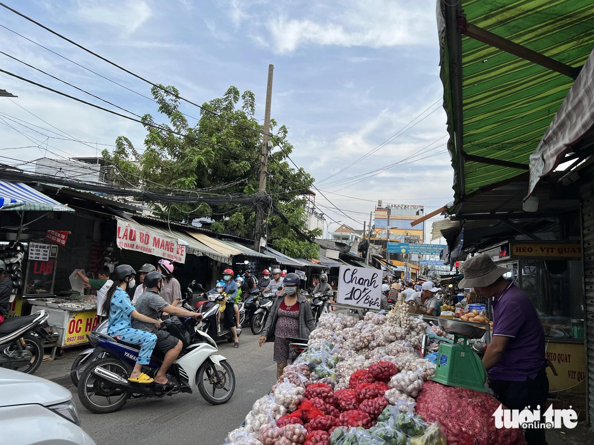Đường sá chật hẹp, luôn đông đúc người, trong khi nhiều hộ dân kinh doanh rồi lấn chiếm lòng, lề đường khiến nhiều người đi đường ức chế, từ đó việc bóp còi được xem như cách xả bực - Ảnh: TRIỆU VÂN