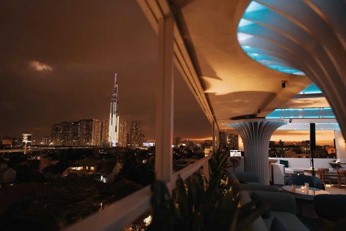 The bar has a view of the Thu Thiem tunnel area and Landmark 81. Photo: Afterglow Sky bar