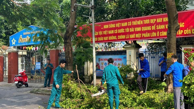 Hanoi termine le déblaiement des arbres cassés et tombés dans les districts avant le 20 septembre