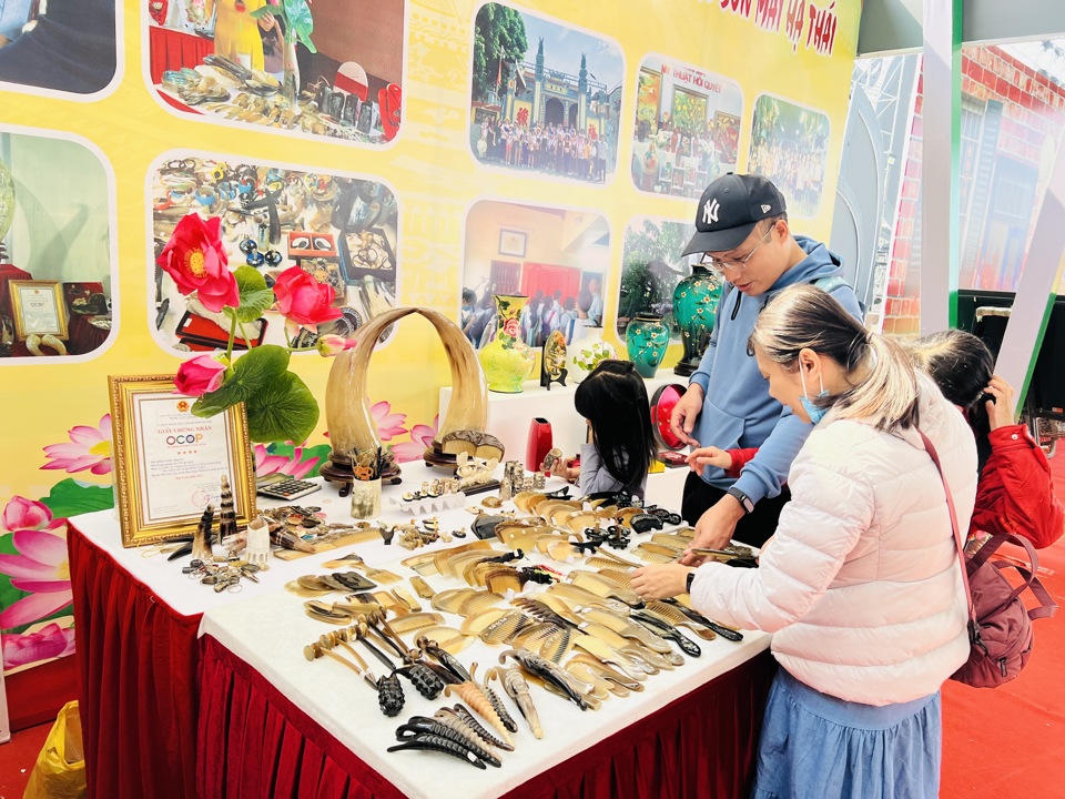 Les gens visitent et choisissent les produits au Festival. Photo : Anh Ngoc 