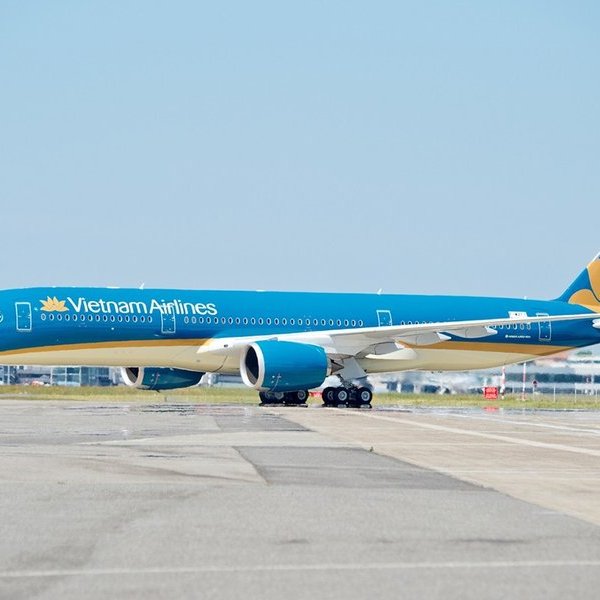 Máy bay Vietnam Airlines hạ cánh khẩn cấp tại Dubai cấp cứu hành khách