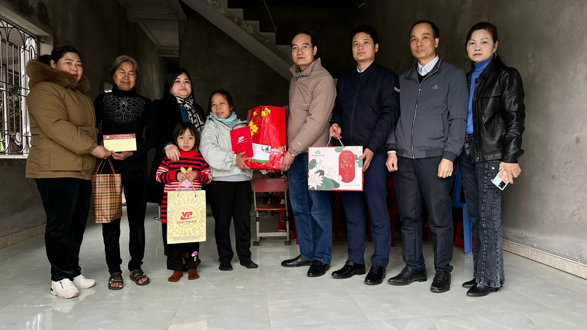 El periódico provincial Vinh Phuc entrega regalos del Tet a familias en circunstancias difíciles, foto 1