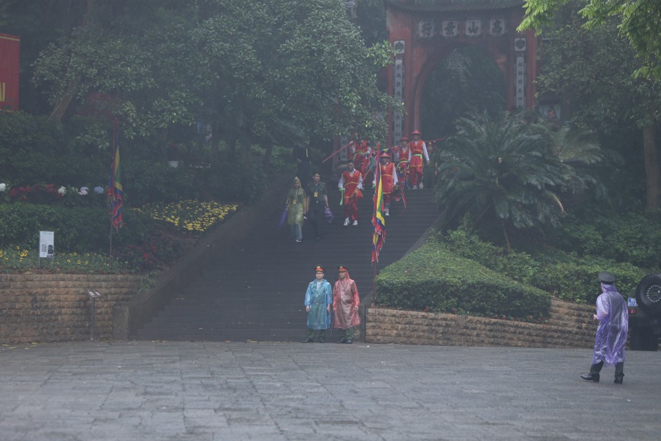 Directeur du site des vestiges historiques du temple Hung Le ; Truong Giang a déclaré que la cérémonie d'offrande d'encens a lieu de 7 heures à 9 heures du matin. nbsp;    Les visiteurs du temple Hung à cette période peuvent corps Zone de festival culturel, exposition, activités culturelles folkloriques organisées dans l'enceinte du temple Hung.