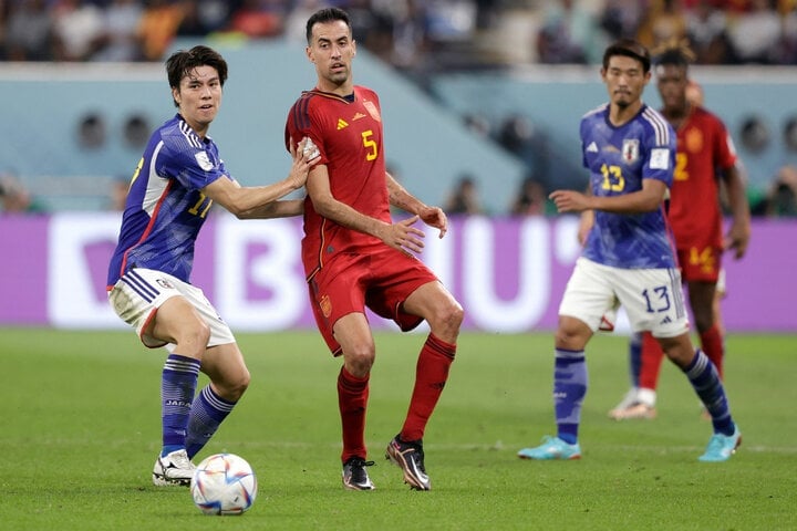 Ao Tanaka trifft bei der WM 2022 gegen Spanien. (Foto: Getty Images)