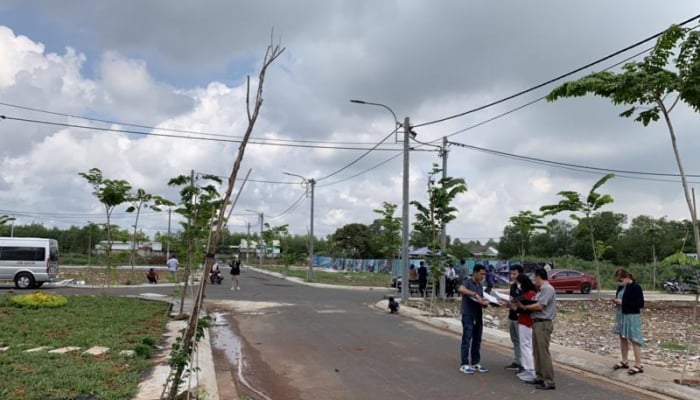 Nhà đầu tư ‘ôm đất’ chờ tín hiệu thị trường