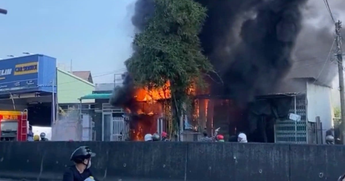 Un gran incendio quemó una casa en la carretera de circunvalación que atraviesa Long An