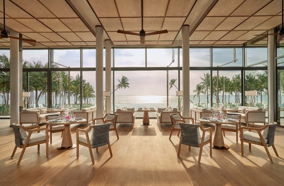 Ocean Club Restaurant with a view of the coast, where visitors can enjoy exquisite cuisine and the breathtaking beauty of the pearl island.