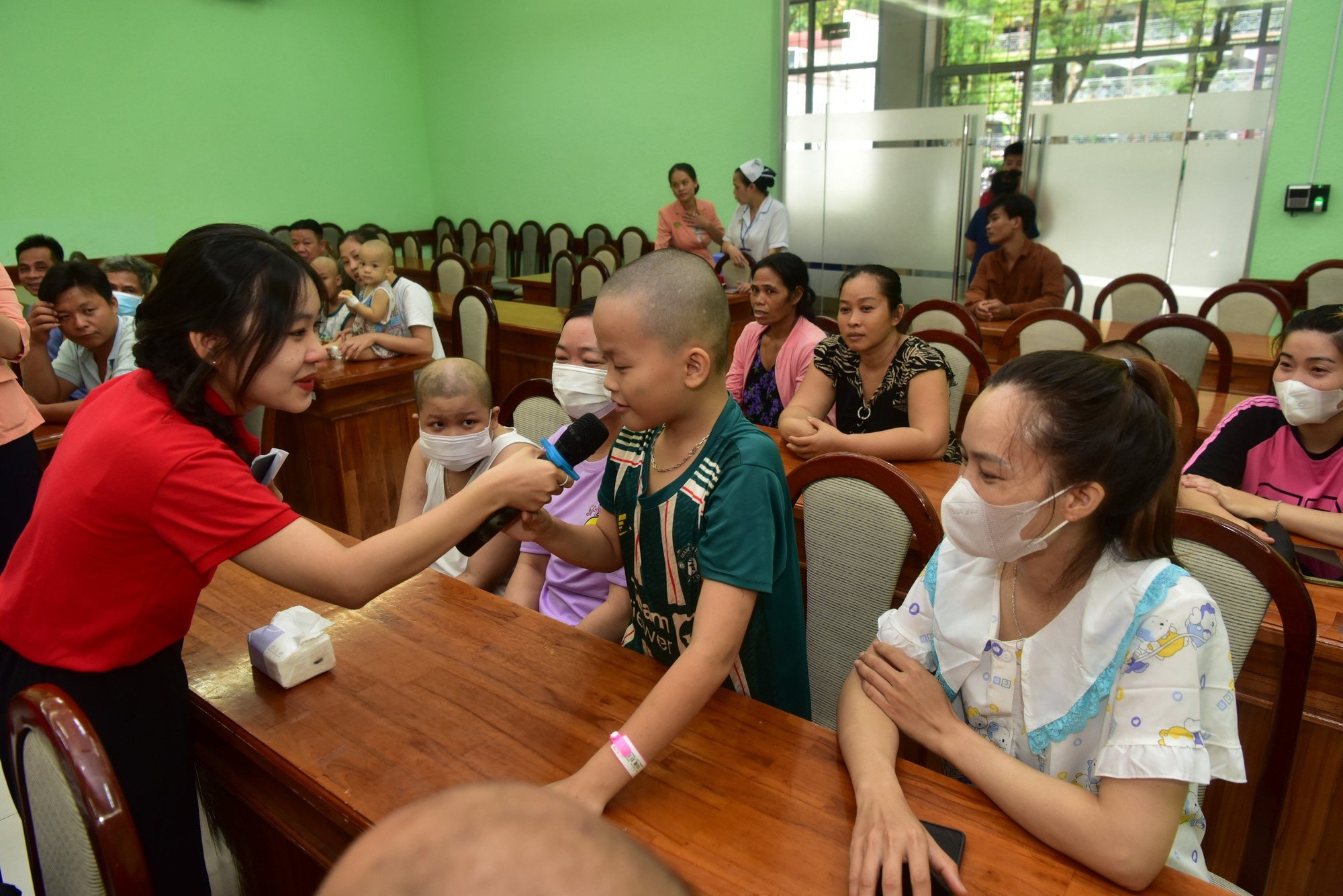 Bệnh nhi ung thư tham gia chơi đố vui trong chương trình trao quà Ước mơ của Thúy tại Bệnh viện Nhi đồng 2 sáng 28-5 - Ảnh: T.T.D.