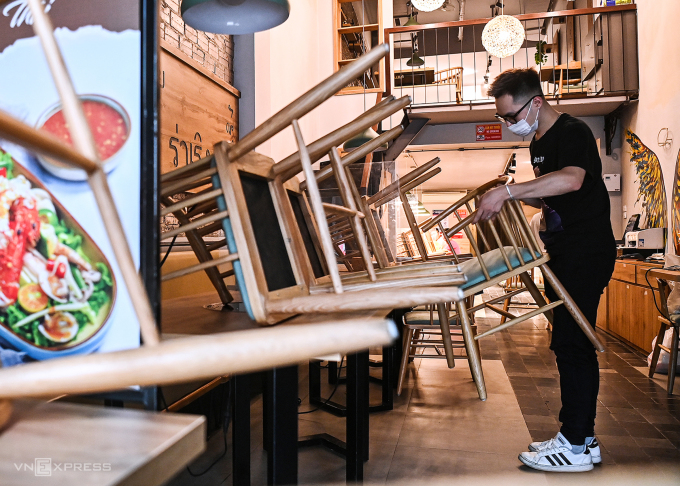 Mitarbeiter eines Restaurants im Bezirk Hai Ba Trung (Hanoi) reinigen Tische und Stühle. Foto: Giang Huy