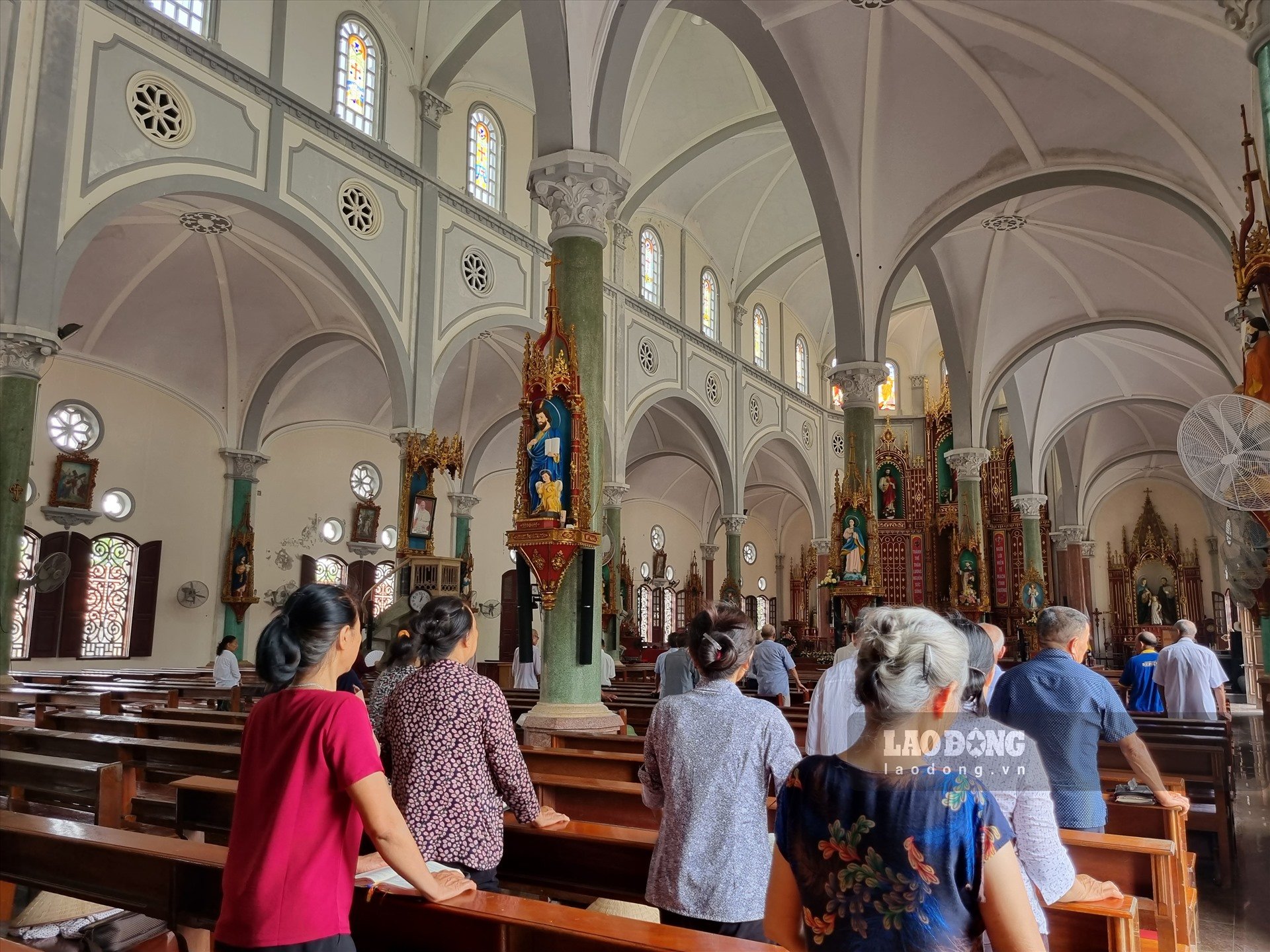 The inside of Sa Chau Shrine is very spacious, a place where parishioners often come... Ms. Pham Thi Thoan (Giao Chau commune, Giao Thuy district) said: