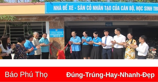 Gắn biển công trình chào mừng Đại hội Công đoàn các cấp