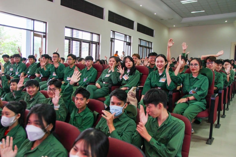 Skills for using social networks safely and learning drugs for Hue University students, picture 7