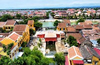 Die überdachte Brücke von Hoi An erhält nach tagelanger Restaurierung einen neuen Anstrich