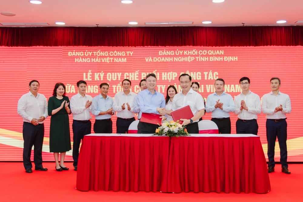 Firma del Reglamento sobre la coordinación del trabajo entre el Comité del Partido de Vietnam National Shipping Lines y el Comité del Partido del sector empresarial de la ciudad de Ho Chi Minh y el Comité del Partido de los sectores empresarial y de agencias de la provincia de Binh Dinh