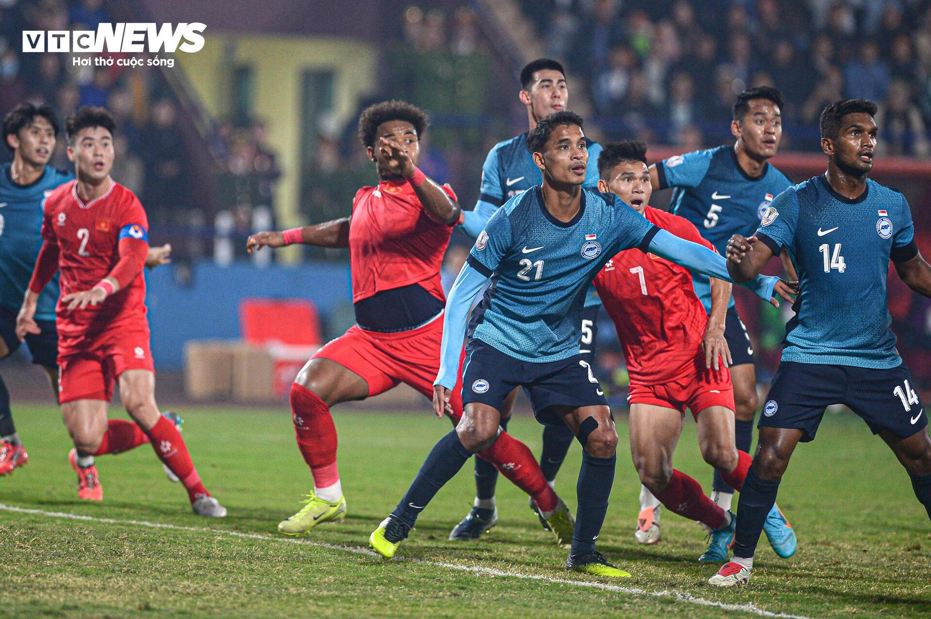 Gros plan de Xuan Son déchirant son maillot et son filet contre Singapour pour amener le Vietnam en finale - 2