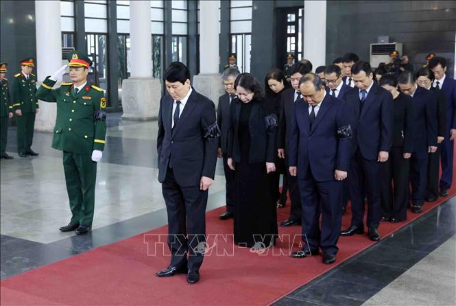 Die von Präsident Luong Cuong angeführte Präsidentendelegation würdigte General Nguyen Quyet. Foto: Pham Kien/VNA