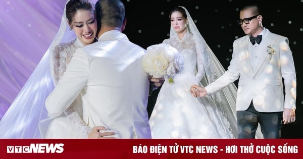 La señorita Khanh Van y su esposo se emocionaron hasta las lágrimas en la ceremonia de la boda.