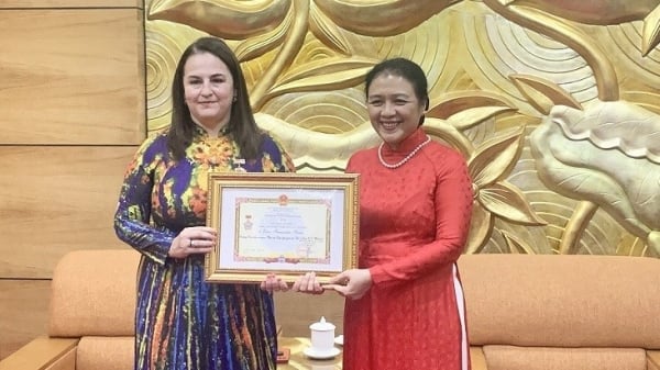 Awarding the Medal "For Peace and Friendship among Nations" to the Chief Representative of UN Women in Vietnam