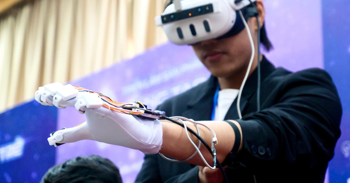 Making tactile feedback gloves, Polytechnic students won first prize in Young Innovation 2024