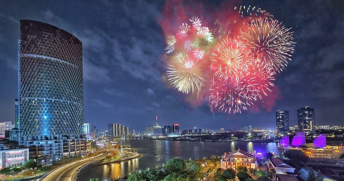 Feuerwerk erfüllt den Himmel, Ho-Chi-Minh-Stadt begrüßt freudig das neue Jahr 2024