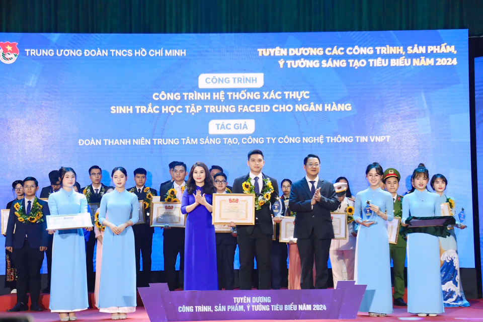 Phó Trưởng ban Thường trực Ban Dân vận Thành ủy Hà Nội Vũ Hà và Bí thư Thành đoàn Hà Nội Chu Hồng Minh trao giải thưởng cho các công trình tiêu biểu