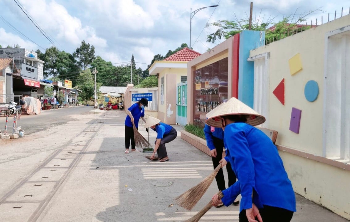 Youth Union members of Cu Bi commune clean up in front of Binh Minh Kindergarten gate (Cu Bi commune, Chau Duc district).