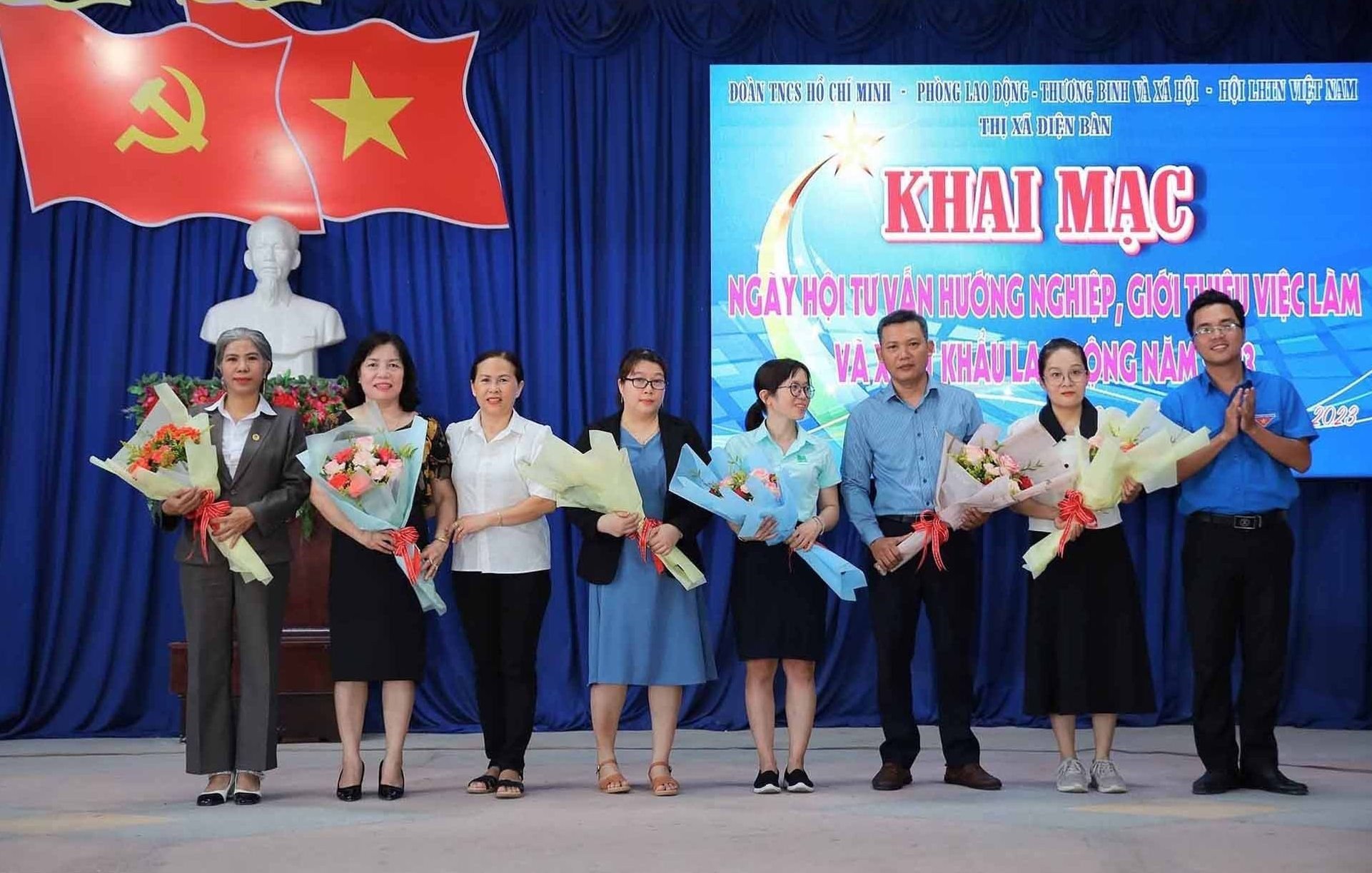 Le secrétaire de l'Union des jeunes de la ville, Dinh Quang Vinh, a offert des fleurs aux unités et aux entreprises participant au festival. Photo : T.NHAN