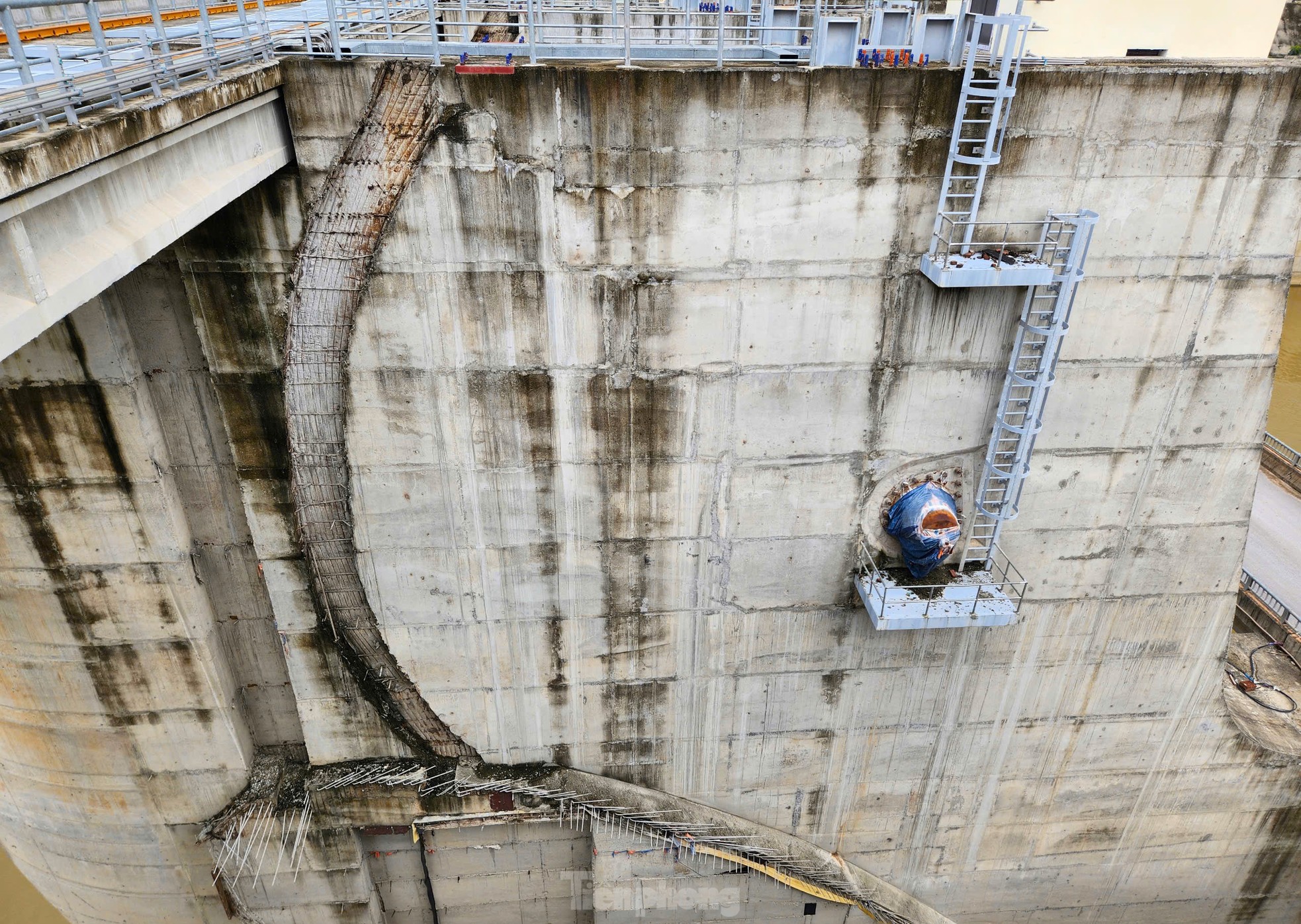 Nahaufnahme des Ban Mong Reservoirs, das über 5.550 Milliarden kostete und 15 Jahre lang „still lag“, Foto 16