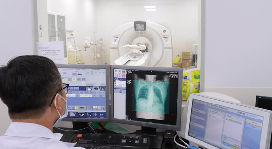 Ärzte im Ho Chi Minh City Oncology Hospital machen MRT-Scans bei Patienten